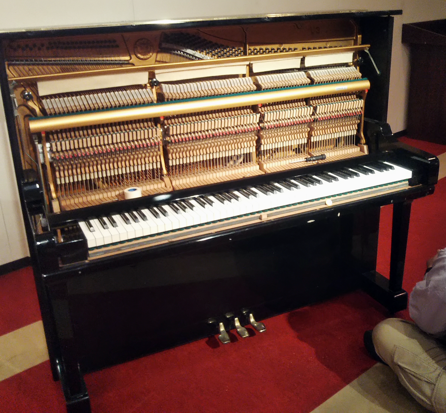 展示室のアップライトピアノ(修理中)